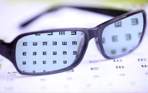 近視族玩手機(jī)可摘下眼鏡嗎(近視眼怎么慢慢恢復(fù)視力)(圖3) 近視族玩手機(jī)可摘下眼鏡嗎3