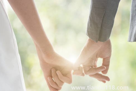 必須先訂婚在結(jié)婚嗎(不訂婚直接結(jié)婚彩禮什么時(shí)候給)(圖1) 必須先訂婚在結(jié)婚嗎1