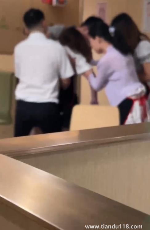 女顧客被毛肚噎死?海底撈回應(yīng) 該門(mén)店已暫停營(yíng)業(yè)(圖2) 女顧客被毛肚噎死?海底撈回應(yīng) 該門(mén)店已暫停營(yíng)業(yè)(圖2)