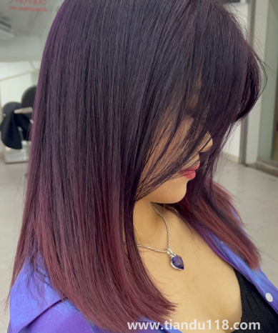 黑紫色能蓋住白頭發(fā)嗎(染了黑紫色是不是顯黑)(圖2) 黑紫色能蓋住白頭發(fā)嗎2