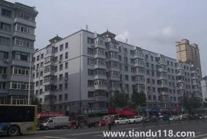 樓房鄰居門對門掛什么最好（自家大門對被人窗戶如何化解）