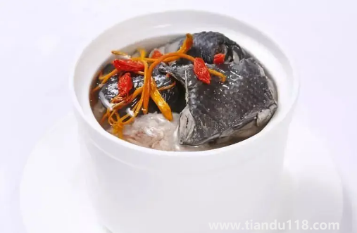 烏雞燉湯加什么食材比較補(bǔ)氣血(烏雞燉湯的具體做法)(圖1) 烏雞燉湯加什么食材比較補(bǔ)氣血1