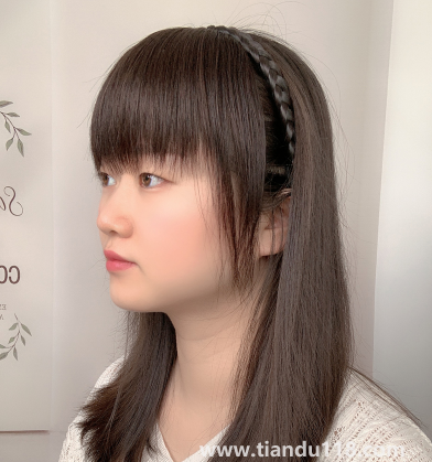 女生帶假發(fā)片帶高點還是低點好(女生帶假發(fā)片怎么戴)(圖3) 女生帶假發(fā)片帶高點還是低點好3