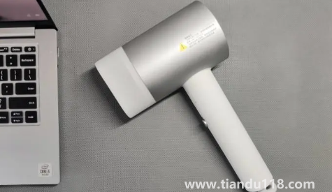 用吹風(fēng)機(jī)吹鞋子會變黃嗎(吹風(fēng)機(jī)吹鞋子怎么能快速吹干)(圖3) 用吹風(fēng)機(jī)吹鞋子會變黃嗎3