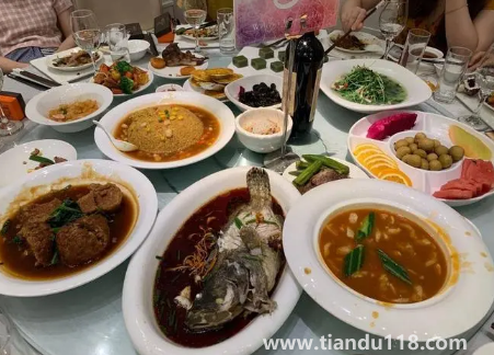 婚宴酒席價(jià)格一般多少錢(普通縣城和小城市酒席價(jià)格會(huì)差多少)(圖3) 婚宴酒席價(jià)格一般多少錢3