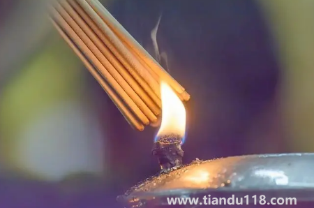 給灶王爺上香每月的初一十五嗎(給灶王爺上香是早上還是晚上)(圖1) 給灶王爺上香每月的初一十五嗎1